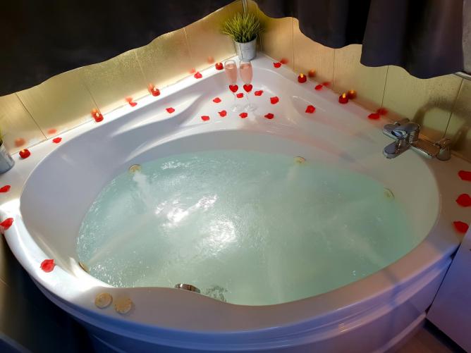 Baignoire jacuzzi à l'intérieur